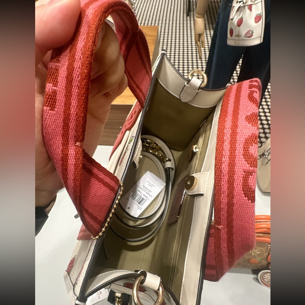 NWT！COACH SMITH TOTE BAG 24 WITH STRAWBERRY PRINT (COACH CAR80) - Picture 4 of 7